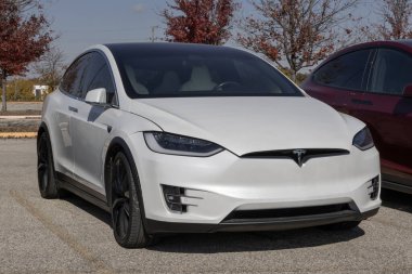 Indianapolis - 5 Kasım 2025: Tesla Model X 'i bir galeride kullandı. Fiyatlandırma endişeleriyle Tesla, talebi karşılamak için kontörlü araba alıp satıyor. MY:2019