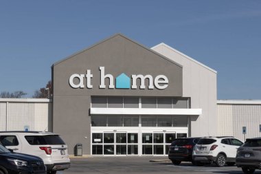 Fort Wayne, 13 Kasım 2025, Home Perakende Mağazası. Ev 'de ev ve mevsimlik dekorasyon ürünleri ve diğer konut iyileştirme ürünleri sunulmaktadır..