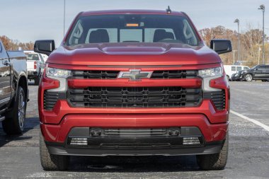 Fort Wayne - 13 Kasım 2025 Chevrolet Silverado 1500 mürettebat RST 4WD pikap. Chevy, 5.3L Ecotec3 V8 motorlu Silverado 1500 'ü sunar. MY:2026