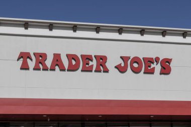 Fort Wayne - 13 Kasım 2025 Tüccar Joe 'nun perakende satış yeri. Tüccar Joes özel bir market zinciri..