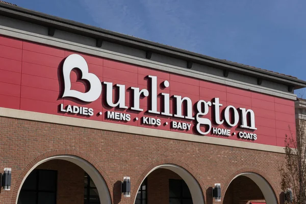 Fort Wayne, 13 Kasım 2025, Burlington Alışveriş Merkezi. Burlington, Amerika 'nın indirimli satış departmanı..