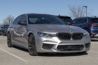 Indianapolis - 16 Kasım 2025: Bir galeride BMW M5 yarışması kullanıldı. Fiyatlandırma endişeleriyle, BMW talebi karşılamak için kontörlü araç satıyor. MY:2019