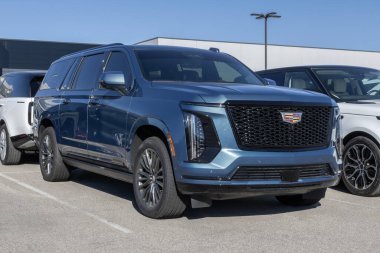 Indianapolis - 16 Kasım 2025: Cadillac Escalade ESV Sport Platinum büyük SUV sergisi. Cadillac, Escalade 'e 6.2 L V8 motor teklif ediyor. MY:2025