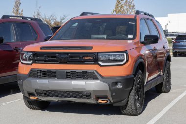 Avon - 16 Kasım 2025: Honda Pasaport Trailsport S orta boy SUV bir galeride sergileniyor. Honda, 3.5L V6 motorlu bir pasaport sunuyor. MY:2026