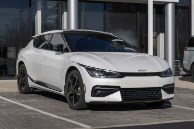 Indianapolis - 16 Kasım 2025 Kia EV6 'yı bir galeride kullandı. Fiyatlandırma endişeleriyle, Kia talebi karşılamak için kontörlü araç alıp satıyor. Benim: 2023