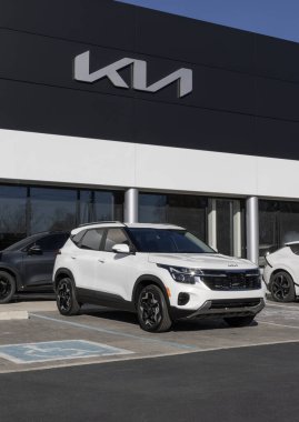 Indianapolis - 16 Kasım 2025 Kia Seltos S AWD kompakt SUV sergisi. Kia, Seltos 'a 2.0L 4 silindirli motor sunuyor. MY:2026