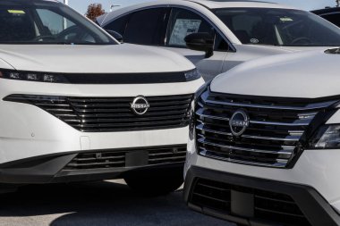 Avon - 16 Kasım 2025: Nissan Rogue SV SUV ve Murano SL SUV bir galeride sergileniyor. Nissan, gaz veya elektrik modellerinde araçlar sunuyor.