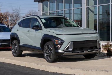 NoBlesville - 23 Kasım 2025: Hyundai Kona SEL Premium AWD küçük SUV sergisi. Hyundai Kona 'ya 1,6L Turboşarjlı 4 silindirli motor sunuyor. MY:2026