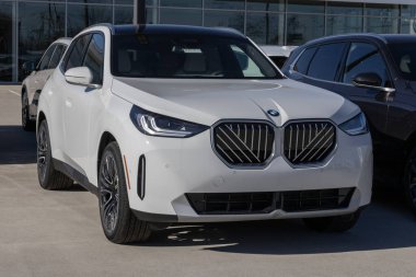 Lafayette - 21 Aralık 2025: BMW X3 xDrive30 SUV bir galeride sergilenmektedir. BMW X3 'ü 2.0L Twin-Power Turbo hafif hibrit motorla sunuyor. MY:2026