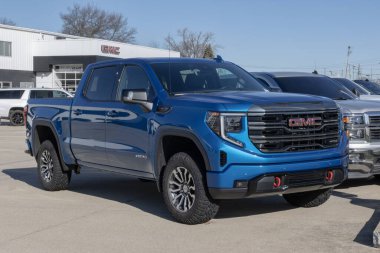 Lafayette - 21 Aralık 2025: Kullanılmış GMC Sierra 1500. Fiyatlandırma endişeleriyle, GMC talebi karşılamak için kontörlü araba alıp satıyor. Benim: 2023