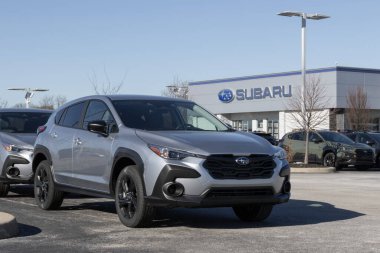 Lafayette - 21 Aralık 2025: Subaru Crosstrek AWD Compact SUV bir galeride sergileniyor. Subaru Crosstrek 'e 2.5L DOHC BOXER motoru sunuyor. MY:2026