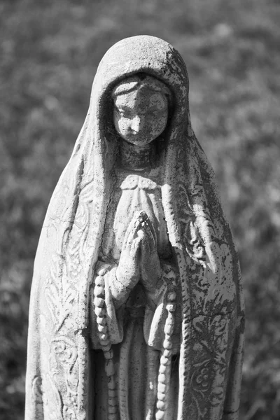 Estatua de una Virgen que ora — Foto de Stock