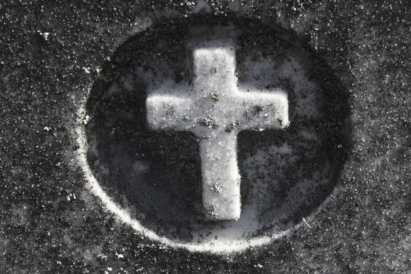 Cruz pequeña en un cementerio — Foto de Stock