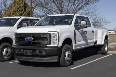 Zionsville - 25 Şubat 2026: Ford F-350 Super Duty DRW 4X4 Super Crew ekranı aldı. Ford F350 'ye 6.8L V8 benzinli motor sunuyor. MY:2026