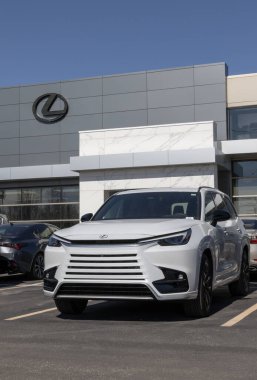 Indianapolis - 25 Şubat 2026 Lexus TX 500h F Sport AWD 3-Row SUV bir galeride. Lexus 2.4L 4 silindirli hibrit motorla TX500h 'i sunuyor. MY:2026