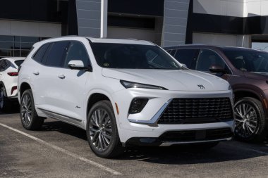 Balıkçılar - 27 Şubat 2026 Buick Enclave Bulvarı Orta Boyutlu SUV görüntüsü. Buick, Enclave 'e 2.5L Turboşarjlı 4 silindirli motor teklif ediyor. MY:2026