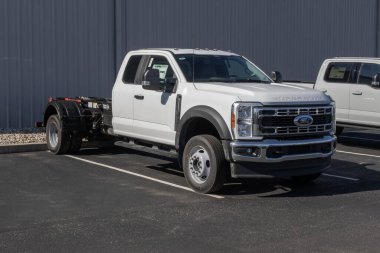 Kokomo - 8 Mart 2026: Ford F-550 Super Duty 4X4 Chassis Crew Chassis kamyonet sergisi. Ford 7.3L DEVCT PFI V8 motorlu F550 'yi sunar. MY:2026