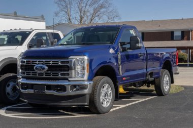 Kokomo - 8 Mart 2026: Ford F-350 Super Duty SRW 4X4 Reg Taksi görüntüleme. Ford, 6.7L HO HO Power-Stroke dizel V8 motoruyla F350 'yi sunuyor. MY:2026
