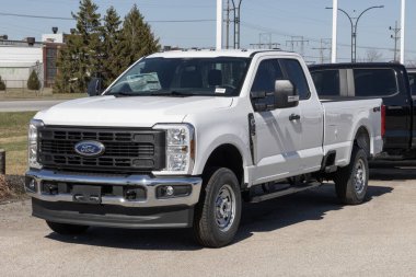 Lafayette - 9 Mart 2026: Ford F-250 Super Duty SRW 4X4 Supercab ekran. Ford, 6.8L DEVCT NA PFI V8 motorlu F250 'yi sunar. MY:2026