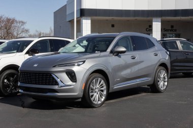 Kokomo - 8 Mart 2026: Buick Envision Bulvarı kompakt SUV görüntüleme. Buick, Envision 'a 2.0L Turboşarjlı 4 silindirli motor sunuyor. MY:2026