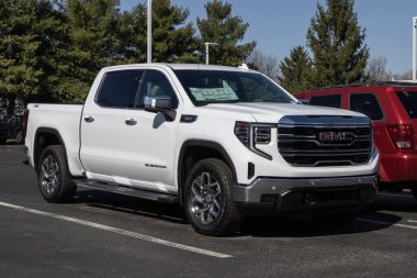 Kokomo - 8 Mart 2026: GMC Sierra 1500 4WD SLT kamyon görüntüleme. GMC, 3.0L Duramax Turbo-Diesel motorlu Sierra 1500 'ü sunuyor. MY:2026