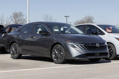 Lafayette - 9 Mart 2026: Nissan Sentra SL Compact Sedan bir galeride sergileniyor. Nissan, Sentra 'ya 149HP 2.0L 4 silindirli motor sunar. MY:2026