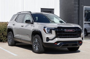 Lafayette - 9 Mart 2026: GMC Arazi AT4 AWD bir galeride küçük bir SUV görüntüsü. GMC 1.5L Turboşarjlı motorla Arazi 'yi sunuyor. MY:2026
