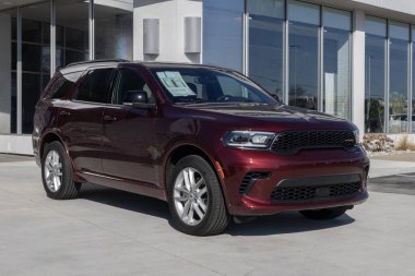 Kokomo - 8 Mart 2026 Dodge Durango GT Plus AWD 3-Row SUV görüntüleme. Dodge, 3.6L VVVT Pentastar V6 motoru ile Durango 'yu sunar. MY:2026