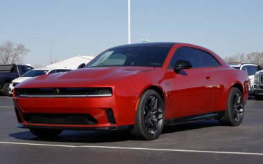 Kokomo - 8 Mart 2026: Dodge Charger Daytona RT Plus Sahne 1. Dodge, Charger EV 'ye 308 mil uzunluğunda bir atış alanı sunuyor. MY:2024