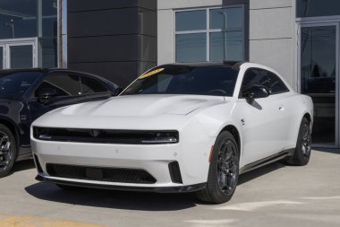 Lafayette - 9 Mart 2026 Dodge Charger Daytona RT Asfalt sergisi. Dodge, Charger EV 'ye 308 mil uzunluğunda bir atış alanı sunuyor. MY:2025