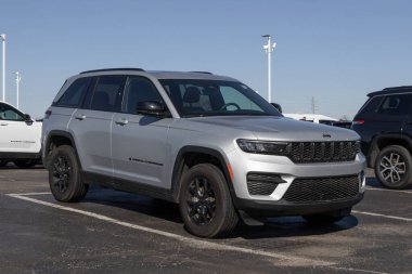 Kokomo - 8 Mart 2026: Kullanılmış Jeep Grand Cherokee sergisi. Fiyatlandırma endişeleriyle, Jeep talebi karşılamak için kontörlü araç alıp satıyor. MY:2024