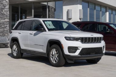 Kokomo - 8 Mart 2026: Jeep Grand Cherokee Laredo 4X4 SUV ekran. Jeep, 3.6L VVVT Pentastar V6 motorlu Grand Cherokee 'ye sahiptir. MY:2025