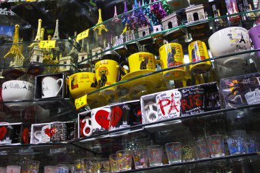 Paris - Mayıs 2011 yaklaşık: Hediyelik fincanlar, kupalar ve hediyeler de Paris