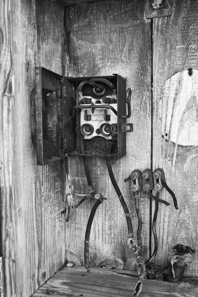 Painel de energia ou telefone na fábrica automotiva abandonada — Fotografia de Stock