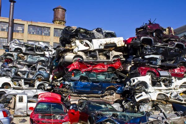 Indianapolis - Circa November 2015 - A Pile of Stacked Junk Cars — Stock Photo, Image
