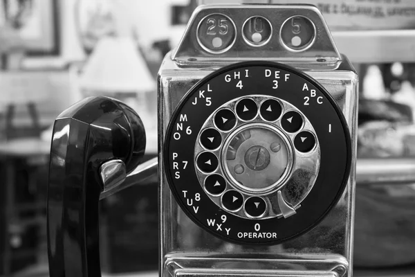 Telefone de paga rotativo vintage - Telefone de paga velho com Fendas de Moeda II — Fotografia de Stock