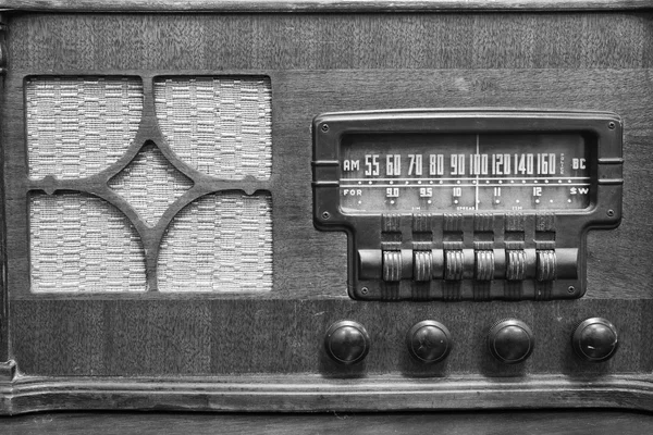 Антикварное радио, показывающее множество частот на наборе — стоковое фото
