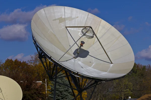 Δορυφορική εκπομπή πιάτα σε ένα τηλεοπτικό σταθμό ΙΙΙ — Φωτογραφία Αρχείου