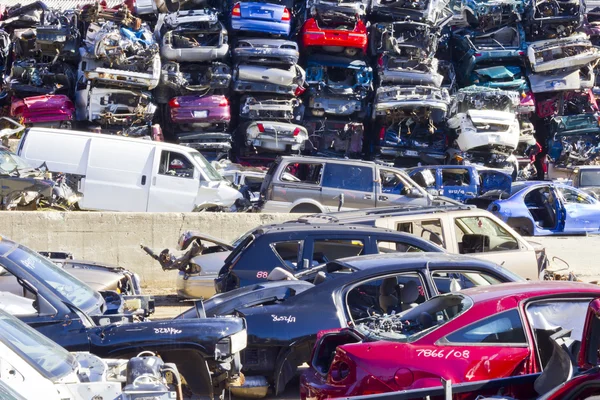 Indianapolis - Circa November 2015 - A Pile of Stacked Junk Cars — Stock Photo, Image