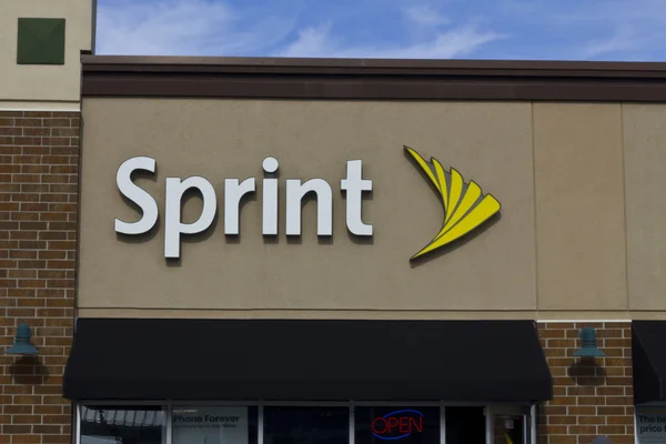 Indianápolis - Circa Noviembre 2015: Sprint Retail Wireless Store. Sprint es un proveedor de planes inalámbricos, teléfonos celulares y accesorios I — Foto de Stock