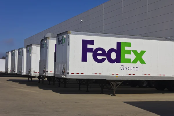 Indianápolis - Circa Dezembro 2015: Caminhões Federal Express em Docas de Carregamento. FedEx é uma empresa global de serviços de entrega de correio I — Fotografia de Stock