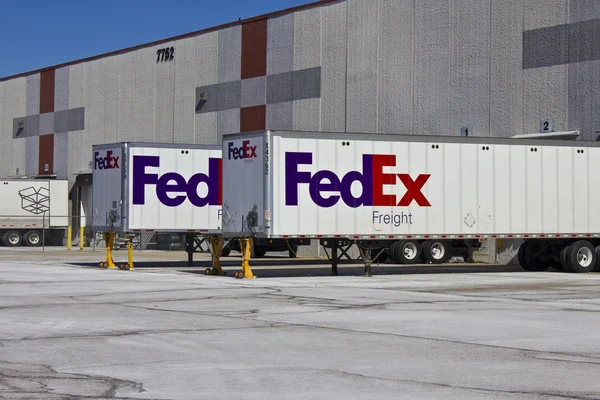 Indianapolis - Vers février 2016 : Camions express fédéraux dans les quais de chargement. FedEx est une société mondiale de services de messagerie VII — Photo