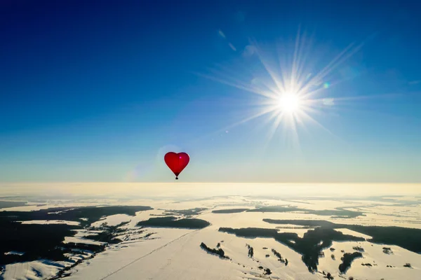 气球在天空中的心窗体冬季的一天 — 图库照片