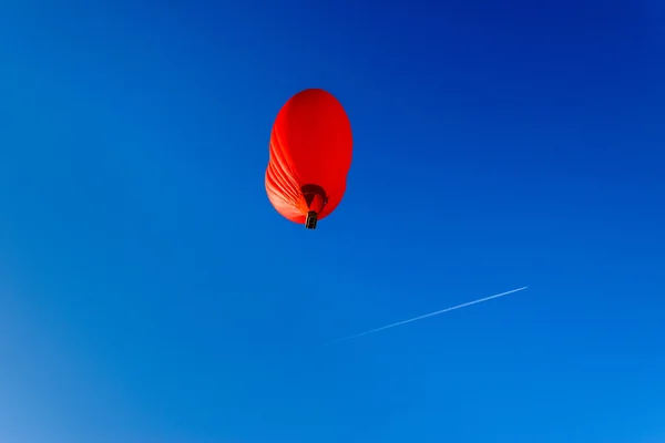 Ballon in Form eines Herzens am Himmel Wintertag — Stockfoto