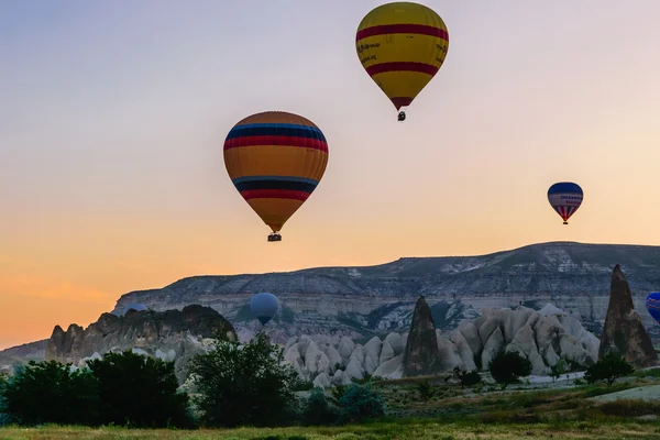 Balon na ogrzane powietrze nad kapadocją, indyk — Zdjęcie stockowe