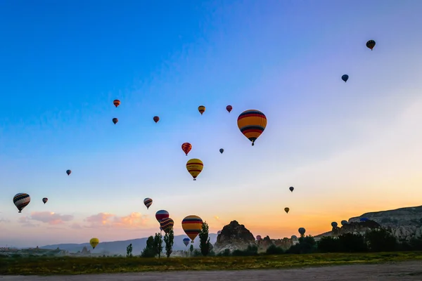 Heißluftballon über Kappadokien, Türkei — Stockfoto