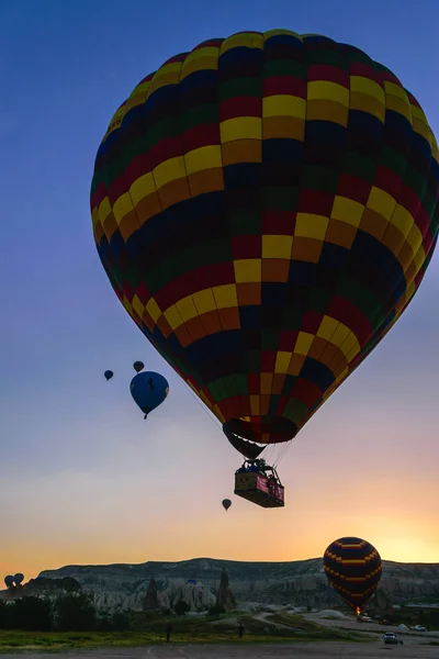 Globo de aire caliente sobre capadocia, pavo — Foto de Stock