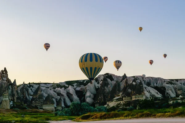 Balon na ogrzane powietrze nad kapadocją, indyk — Zdjęcie stockowe