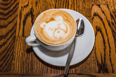 Kapuçino üzerinde ahşap bir masa kahve fincan