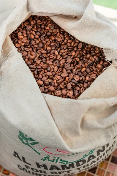 Weiße Tüte voller Bohnen gerösteter Kaffee — Stockfoto